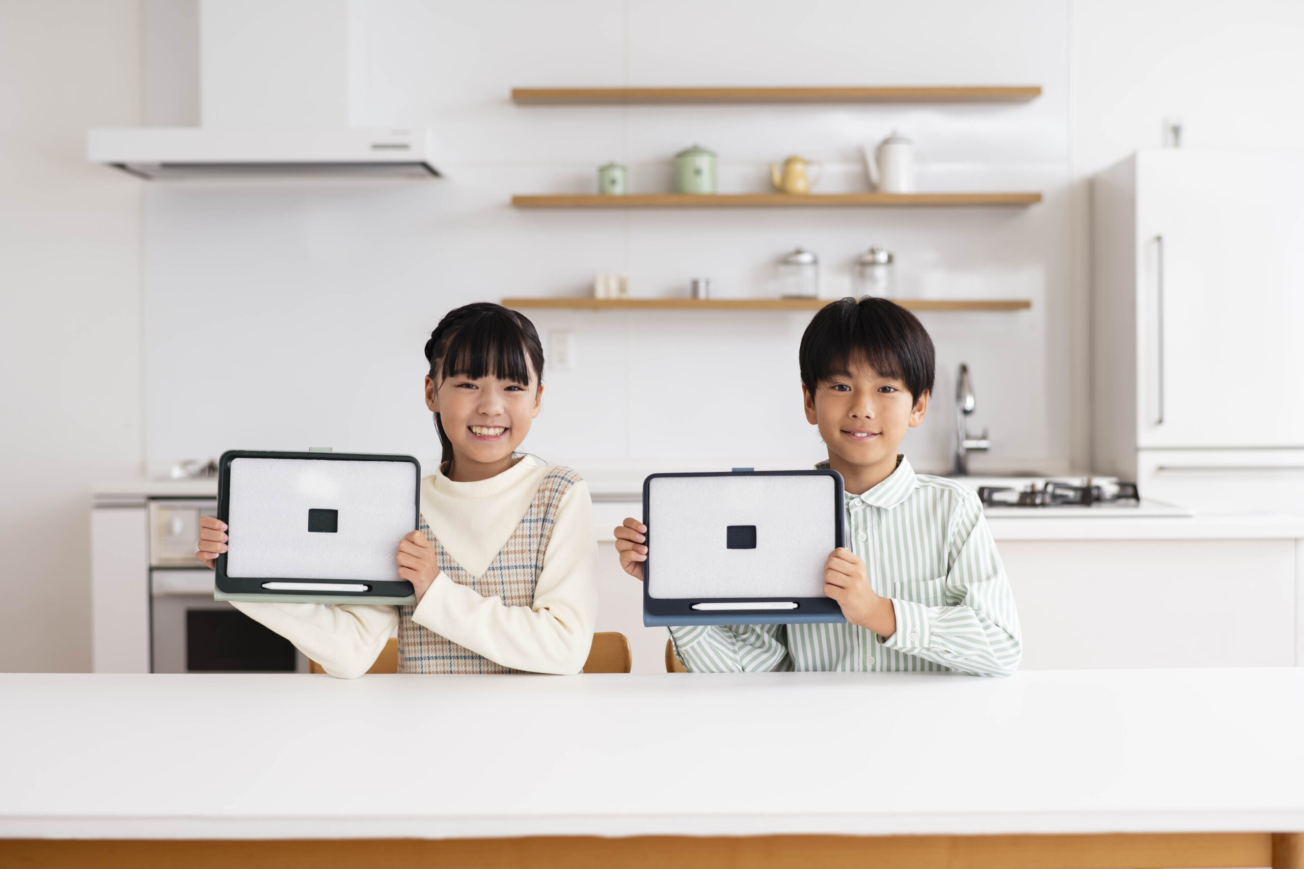 楽しくタブレット学習に取り組む子ども