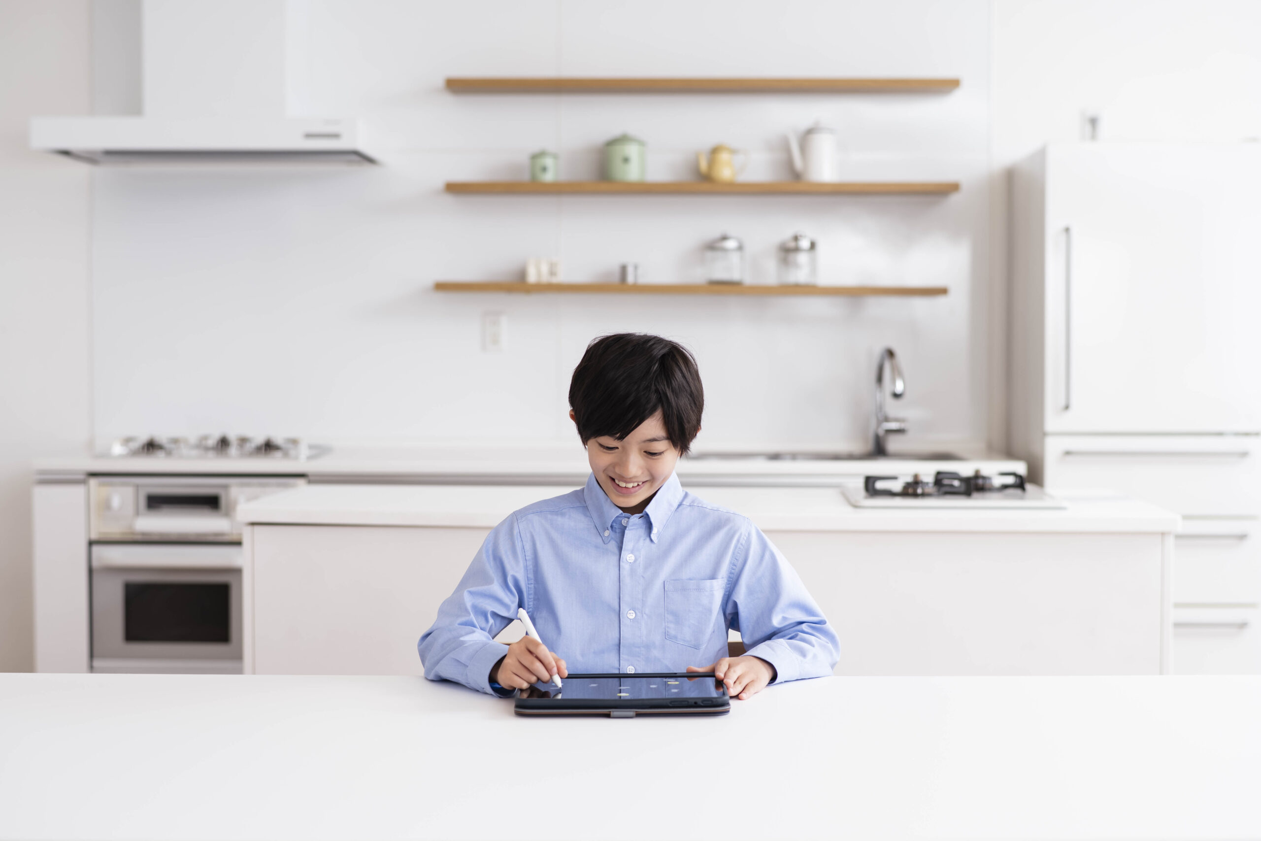 スマイルゼミで学習する子ども